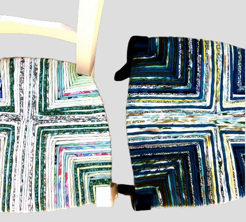 Une paire de chaise paillée en torons de tissus de la Collection Mers. 
