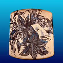 Charger l'image dans la galerie, AJ.TAMBOUR.22CMS.BLEU.FLORAL.COTON2