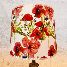 Charger l'image dans la galerie, Abat-jour tambour 25 cms - haut 22. Voile de coton motifs coquelicots.