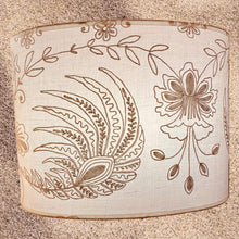 Charger l'image dans la galerie, OVALE30 sur une BATISTE BRODEE ancienne2