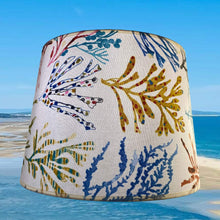 Charger l'image dans la galerie, Abat-jours tambour, tissu coton à motifs de coraux, en trois tailles.