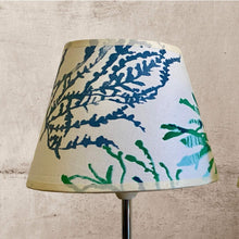 Charger l'image dans la galerie, Abat-jour conique de petite taille. Diamètre 20. Contrecollé. Tissus ambiance marine