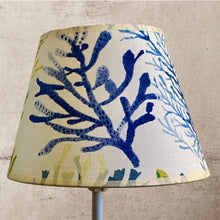 Charger l'image dans la galerie, Abat-jour conique de petite taille. Diamètre 20. Contrecollé. Tissus ambiance marine