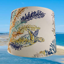 Charger l'image dans la galerie, AJ tambour. tissu ambiance marine. Tortue qui nage