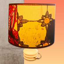 Charger l'image dans la galerie, Abat jour de forme tambour revêtu d'un coton contrecollé. Motifs vitraux prune, rose, vert, écru.