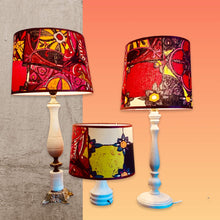 Charger l'image dans la galerie, Abat jour de forme tambour revêtu d'un coton contrecollé. Motifs vitraux prune, rose, vert, écru.