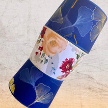 Charger l'image dans la galerie, Abat jour de forme tambour revêtu d'un coton contrecollé. Feuilles de Ginko biloba sur fond marine.