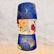 Charger l'image dans la galerie, Abat jour de forme tambour revêtu d'un coton contrecollé. Feuilles de Ginko biloba sur fond marine.