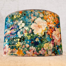 Charger l'image dans la galerie, Abat jour cylindre revêtu d'un coton contrecollé, à motifs de fleurs comme un tableau de Monet.