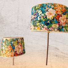 Charger l'image dans la galerie, Abat jour cylindre revêtu d'un coton contrecollé, à motifs de fleurs comme un tableau de Monet.