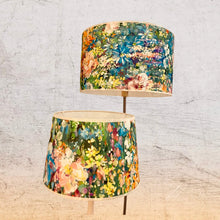 Charger l'image dans la galerie, Abat jour de forme tambour revêtu d'un coton à motifs floraux comme un tableau de Monet
