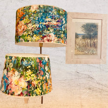 Charger l'image dans la galerie, Abat jour cylindre revêtu d'un coton contrecollé, à motifs de fleurs comme un tableau de Monet.