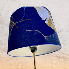 Charger l'image dans la galerie, Abat jour de forme tambour revêtu d'un coton contrecollé. Feuilles de Ginko biloba sur fond marine.