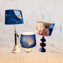 Charger l'image dans la galerie, Abat jour de forme tambour revêtu d'un coton contrecollé. Feuilles de Ginko biloba sur fond marine.