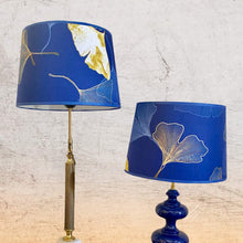 Charger l'image dans la galerie, Abat jour de forme tambour revêtu d'un coton contrecollé. Feuilles de Ginko biloba sur fond marine.