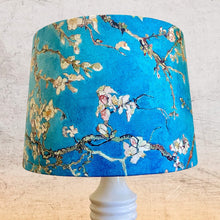 Charger l'image dans la galerie, Abat jour de forme tambour revêtu d'un tissu contrecollé, à motifs d'amandiers en fleurs comme un tableau de Van Gogh