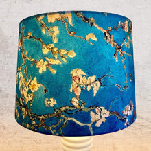 Charger l'image dans la galerie, Abat jour de forme tambour revêtu d'un tissu contrecollé, à motifs d'amandiers en fleurs comme un tableau de Van Gogh