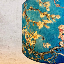 Charger l'image dans la galerie, Abat jour de forme tambour revêtu d'un tissu contrecollé, à motifs d'amandiers en fleurs comme un tableau de Van Gogh