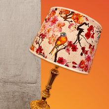 Charger l'image dans la galerie, Abat jour de forme tambour revêtu d'un coton à motifs de cerisiers en fleurs, style japonais.