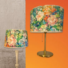 Charger l'image dans la galerie, Abat jour cylindre revêtu d'un coton contrecollé, à motifs de fleurs comme un tableau de Monet.