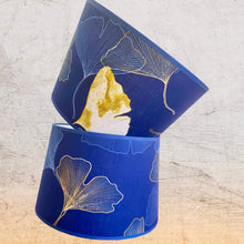 Charger l'image dans la galerie, Abat jour de forme tambour revêtu d'un coton contrecollé. Feuilles de Ginko biloba sur fond marine.