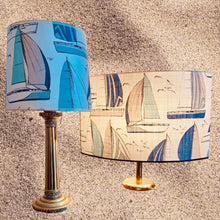 Charger l'image dans la galerie, Abat-jours ovale pointu et tambour. Tissu motifs voiliers, contrecollé.