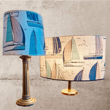 Charger l'image dans la galerie, Abat-jours ovale pointu et tambour. Tissu motifs voiliers, contrecollé.