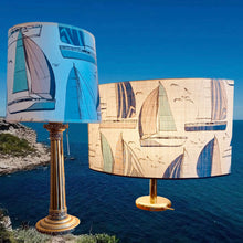 Charger l'image dans la galerie, Abat-jours ovale pointu et tambour. Tissu motifs voiliers, contrecollé.