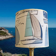 Charger l'image dans la galerie, Abat-jours ovale pointu et tambour. Tissu motifs voiliers, contrecollé.