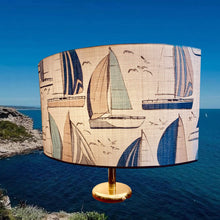Charger l'image dans la galerie, Abat-jours ovale pointu et tambour. Tissu motifs voiliers, contrecollé.