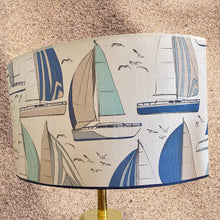 Charger l'image dans la galerie, Abat-jours ovale pointu et tambour. Tissu motifs voiliers, contrecollé.