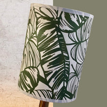 Charger l'image dans la galerie, Abat jour tambour. Coton à motif végétal contrecollé. Tons verts sur fond écru.