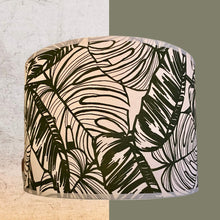 Charger l'image dans la galerie, Abat jour tambour. Coton à motif végétal contrecollé. Tons verts sur fond écru.