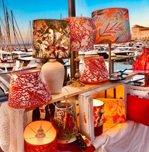 Charger l'image dans la galerie, Abat jour contrecollé en forme de chapeau chinois revêtu d'un lin aux motifs de coraux orangés.