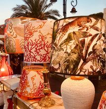 Charger l'image dans la galerie, Abat jour de forme tambour, contrecollé. Lin à motifs de coraux orangés.