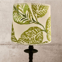 Charger l'image dans la galerie, Abat jour de forme tambour, contrecollé. Lin brodé à motifs de feuillages.