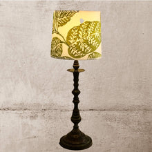 Charger l'image dans la galerie, Abat jour de forme tambour, contrecollé. Lin brodé à motifs de feuillages.