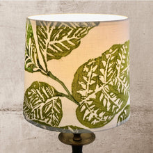Charger l'image dans la galerie, Abat jour de forme tambour, contrecollé. Lin brodé à motifs de feuillages.