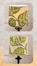 Charger l'image dans la galerie, Abat jour de forme tambour, contrecollé. Lin brodé à motifs de feuillages.