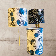 Charger l'image dans la galerie, Abat jour tambour 22 cms. Contrecollé sur un coton à motifs de roses stylisées bleus.