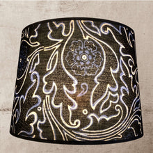 Charger l'image dans la galerie, Abat - jour de forme tambour XXL recouvert d'un batik indonésien.