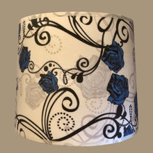 Charger l&#39;image dans la galerie, Abat jour tambour 22 cms. Contrecollé sur un coton à motifs de roses stylisées bleus.
