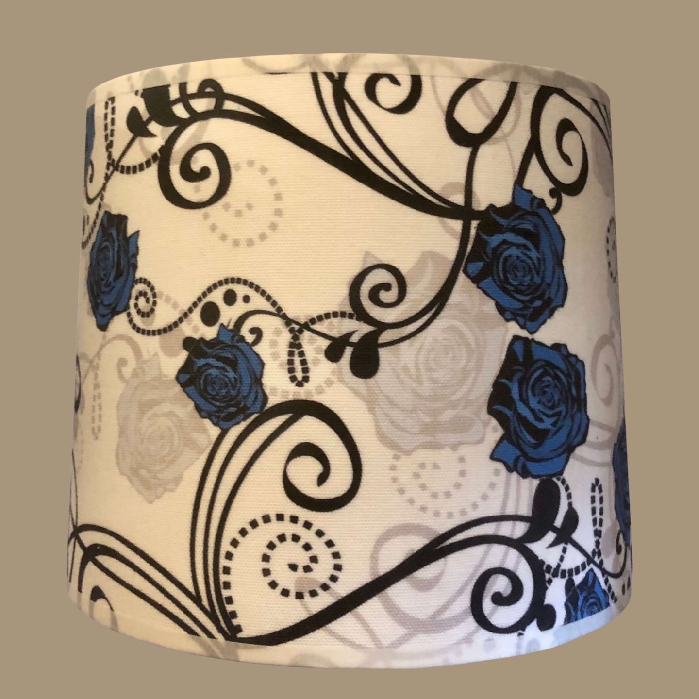 Abat jour tambour 22 cms. Contrecollé sur un coton à motifs de roses stylisées bleus.