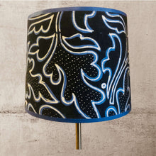 Charger l'image dans la galerie, Abat jour tambour 22 cms. Contrecollé sur un batik indonésien à motifs floraux stylisés bleus.
