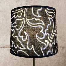 Charger l'image dans la galerie, Abat jour tambour 22 cms. Contrecollé sur un batik indonésien à motifs floraux stylisés bleus.