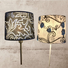 Charger l'image dans la galerie, Abat jour tambour 22 cms. Contrecollé sur un batik indonésien à motifs floraux stylisés bleus.