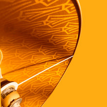 Charger l'image dans la galerie, Abat jour contrecollé en forme de chapeau chinois revêtu jacquard de soie à carreaux, doublé d'un bazin en coton.