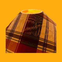 Charger l'image dans la galerie, Abat jour contrecollé en forme de chapeau chinois revêtu jacquard de soie à carreaux, doublé d'un bazin en coton.