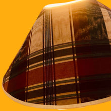 Charger l'image dans la galerie, Abat jour contrecollé en forme de chapeau chinois revêtu jacquard de soie à carreaux, doublé d'un bazin en coton.