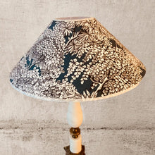 Charger l'image dans la galerie, Chapeau chinois. Tissu arbres sur fond pétrole.Eteint